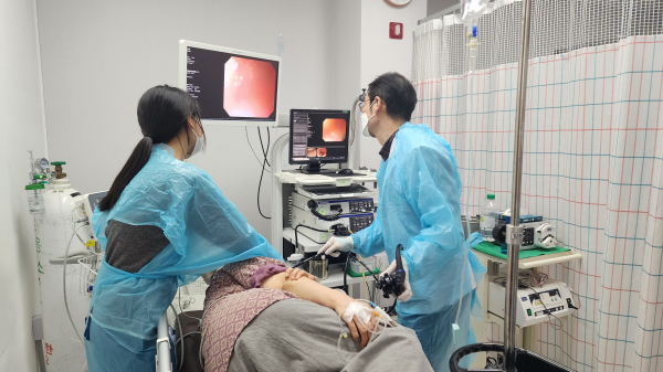 청양군 보건의료원 건강검진센터에서 한 주민이 내시경을 받고 있다.