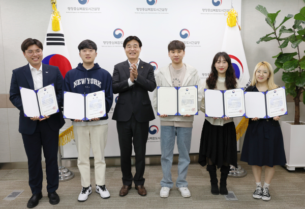 김형렬 행복청장(왼쪽에서 세 번째)이 국립박물관단지 청년문화기획단 우수 참여자에게 상장을 수여한 후 기념 촬영