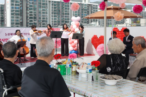 대덕구청 공무원 동호회 ‘노오케스트라’ 회원들이 8일 ‘늘봄채 어버이날 작은 음악회’에서 늘봄채 거주 어르신들께 연주를 들려드리고 있다.
