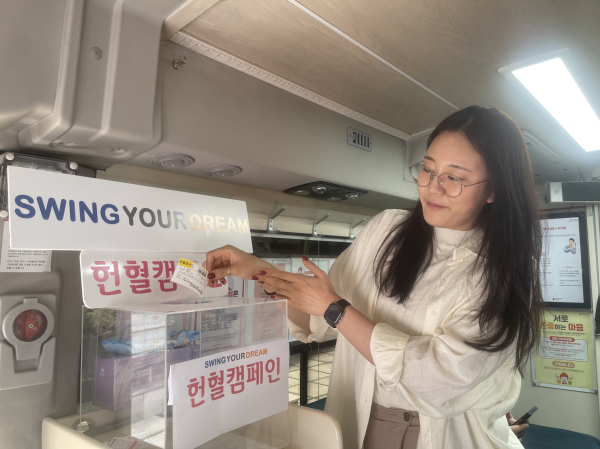 골프존그룹 임직원이 헌혈증서를 기부하고 있다.