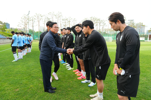 김석필 천안시장 권한대행 부시장이 천안시민프로축구단 선수들을 격려하고 있다.