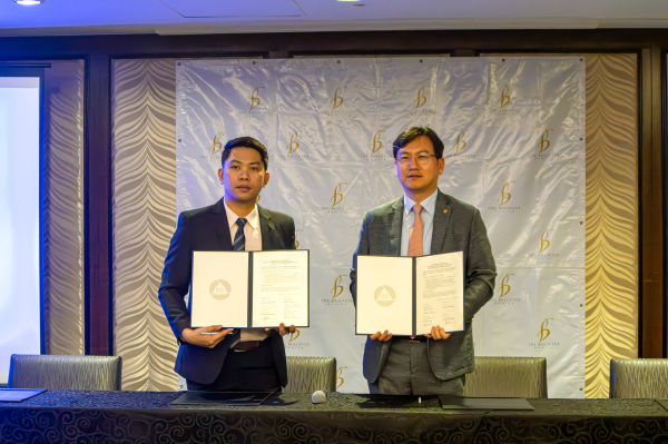 양 기관이 협약식후 기념사진을 찍고 있다.(왼쪽부터 The Bellevue Manila Hotel John Patrick Chan 대표이사, 백석대 장현종 글로벌인재육성처장) 협약식후 양기관 관계자들이 기념사진