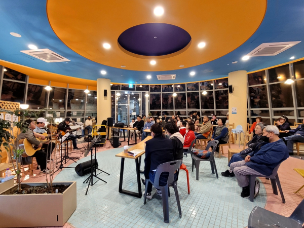 지역동호회와 함께한 재능기부 숲속 음악회 진행 모습