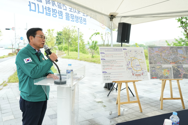 김석필 천안시장 권한대행 부시장이 한국개발연구원(KDI)의 제6차 국도‧국지도 건설계획 일괄예비타당성조사 현지조사에 참여 모습