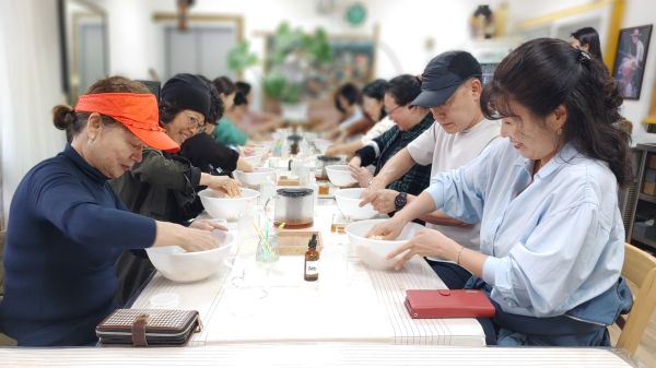 들숨여행 참가자들이 구기자비누를 만드는 모습