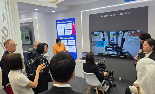 국제 APEC 고용노동(HRD)장관회의 부대행사에서 STEP 가상훈련 콘텐츠 시연 모습