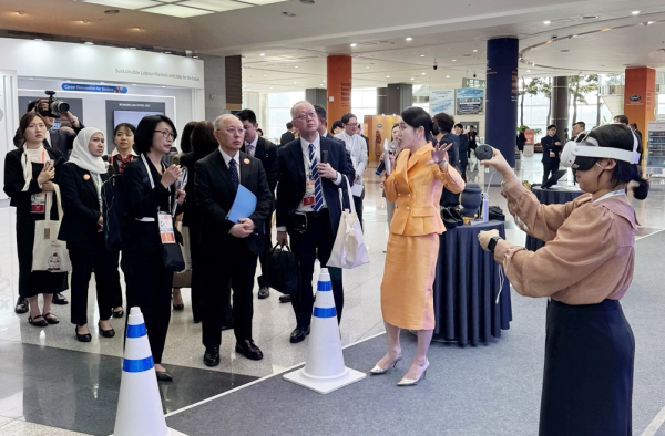 국제 APEC 고용노동(HRD)장관회의 부대행사에서 STEP 가상훈련 콘텐츠 시연 모습