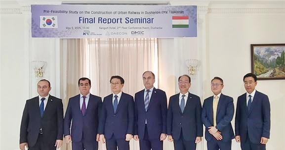 이성해 국가철도공단 이사장(오른쪽 세번째)이 6일(화) 「두샨베 도시철도 건설 사전타당성조사(Pre-FS) 최종보고회」를 개최한 후 이날 참석한 양국의 두샨베 도시철도 협력 관련 고위급 인사들과 기념촬영
