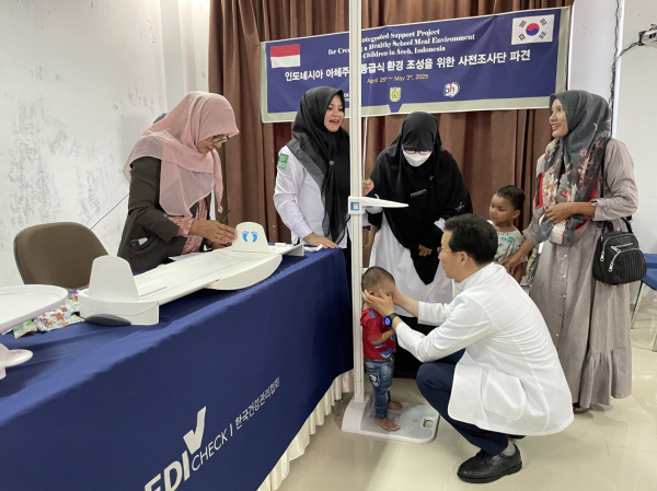 건협 조사단이 인도네시아 반다아체    아동을 대상으로 신체계측을 실시하고 있다.