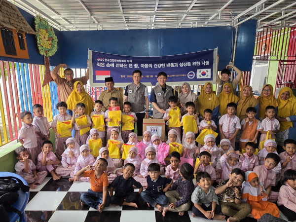 교육환경 조성을 위한 지역아동 대상 물품지원 활동 모습