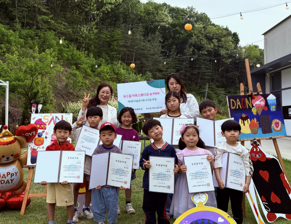 초록우산 박미애 본부장, 두드림 아트스튜디오 이슬기 원장 및 원생 일동