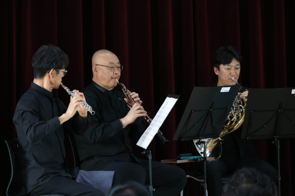 찾아가는 음악회 연주 모습