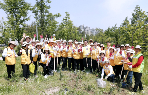 탄소상쇄 숲 조성 나무 심기 행사 장면