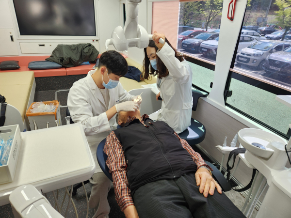 지난해 구강보건의날 행사 이동진료버스 구강검사 모습