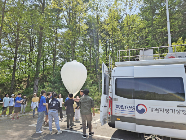 15일 강원도 춘천시 신북읍 국립춘천숲체원에서  춘천서상초등학교 4~6학년 학생들이 기상관측기구(라디오존데)를 직접 부양하고 있다.