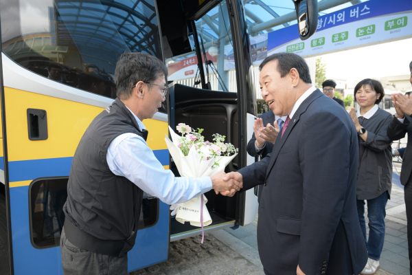 15일, 조치원버스터미널에서 조치원∼인천국제공항 간 시외버스 개통식