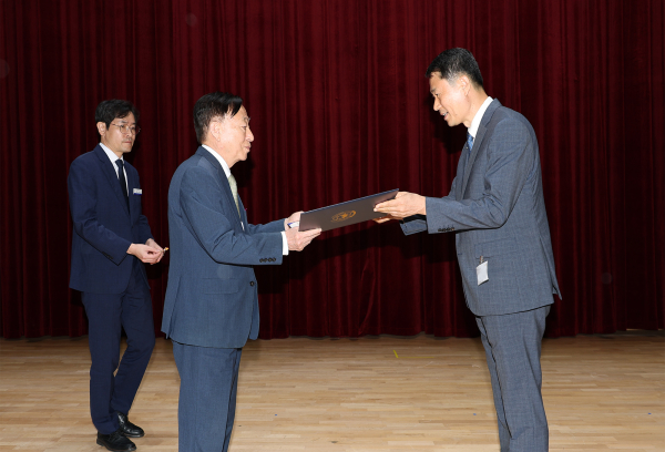 제44회 스승의 날 맞아 본관 대강당에서 기념식에서 유공자 표창 모습