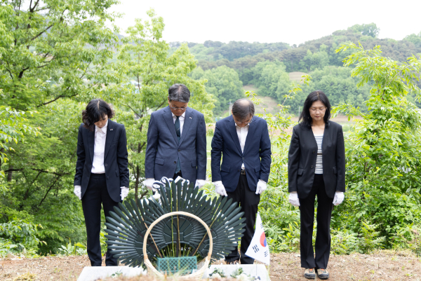 김돈곤 청양군수, 광복 80주년 맞아 독립유공자 묘소 참배 모습