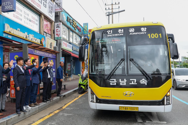 (사진 왼쪽부터)최충규 대덕구청장이 15일 첫 운행을 시작하는 신탄진 인천공항버스 운행 기사와 탑승객들에게 인사를 전하고 있다