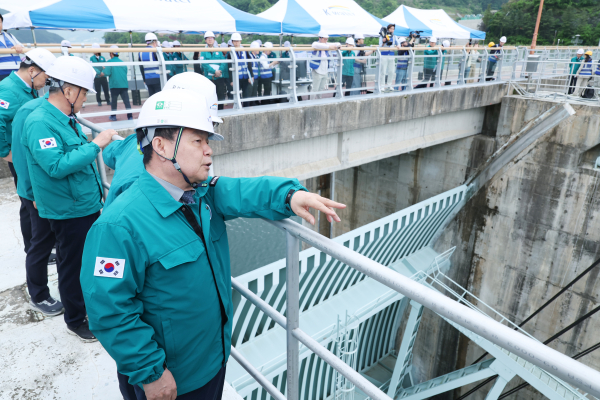 15일, 윤석대 한국수자원공사 사장이 충북 충주시 동량면에 위치한 충주댐 정상부에서 비상 방류구 및 수문 동작 시험을 하고 있다.