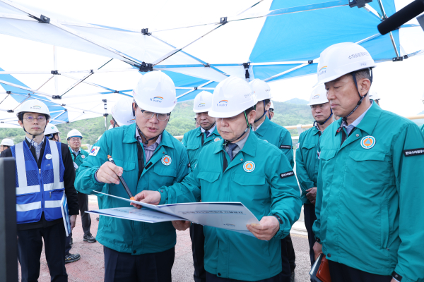 15일, 충북 충주시 동량면에 위치한 충주댐의 정상부에서 윤석대 한국수자원공사 사장(사진 앞줄 오른쪽 두 번째)이 시설현황 등에 대한 설명을 듣고 있다.