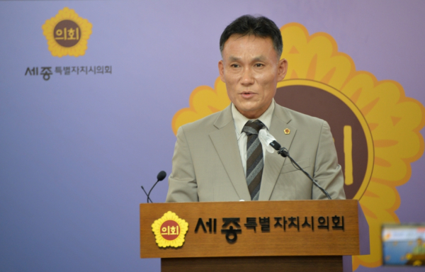 브리핑 하는 윤지성 세종특별자치시의회 교육안전위원회 위원장