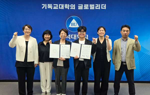 백석대학교와 사회적협동조합 온어스가 지역사회 협력을 위한 업무협약을 체결후 기념촬영을 하고 있다.(왼쪽 세 번째부터 지역혁신추진단 김혜경 단장, 온어스 최낙원 이사장)