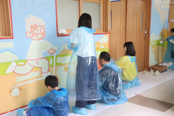 한국타이어, 가족과 함께하는 벽화 그리기 임직원 봉사활동 진행 모습