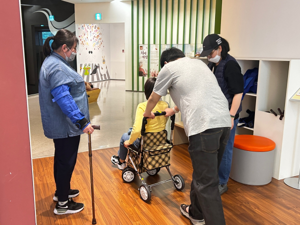 한밭장애인자립생활센터 소속 20여명을 대상으로 효 전시관 체험 진행 모습