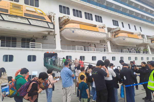 서산 대산항에서 지난 19일 코스타세레나호에 탑승하는 관광객 모습