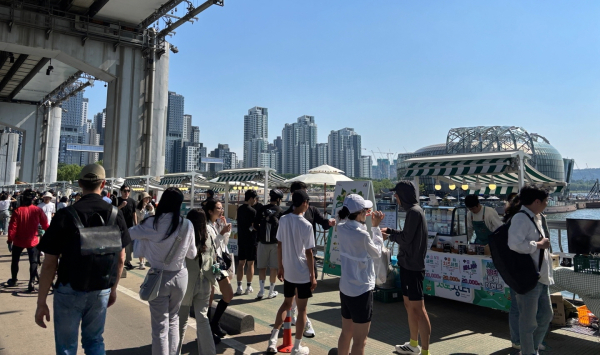 지난 18일 서울시 잠수교에서 열린 ‘잠수교 뚜벅뚜벅 축제’ 직거래장터 태안군 부스 모습.