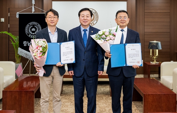 (왼쪽부터) 한석호 교수, 김정겸 총장, 권재열 교수