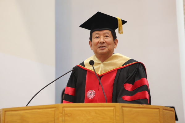 강승구 회장이 명예 경영학박사 학위를 받은 뒤 소감을 밝히고 있다
