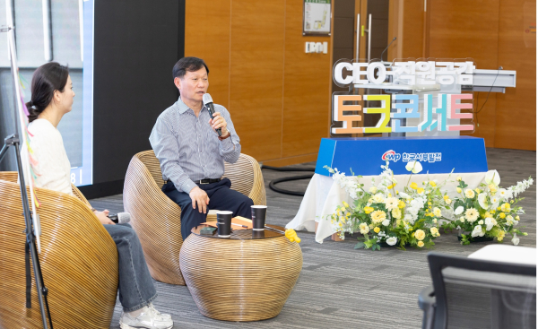 이정복 서부발전 사장(오른쪽)이 직원들의 질의에 답하는 모습