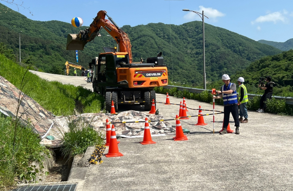 20일, 섬진강댐에서 열린 재난대응 안전한국훈련에서 댐 진입도로 낙석을 가정하고 사면 긴급 복구에 나선 모습