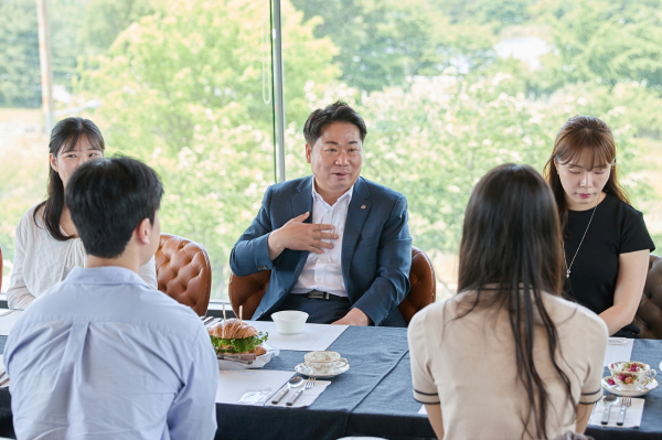 오세현 아산시장과 MZ 공무원들의 소통데이 개최 모습