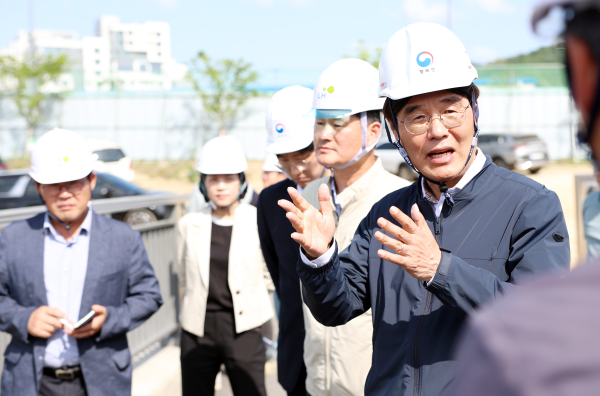 김형렬 행복청장(오른쪽 첫번째)이 5월 20일(화) 6-3생활권 조경공사 건설현장을 방문해 안전관리 현황을 점검하고 있다