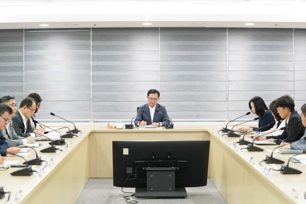 21일 천안시청 중회의실에서 열린 간부회의에서 김석필 천안시장 권한대행 부시장이 공무원 정치 중립 준수 당부