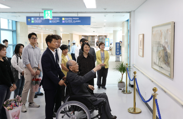 구족화가 오순이 교수로부터 한국화 기증받아