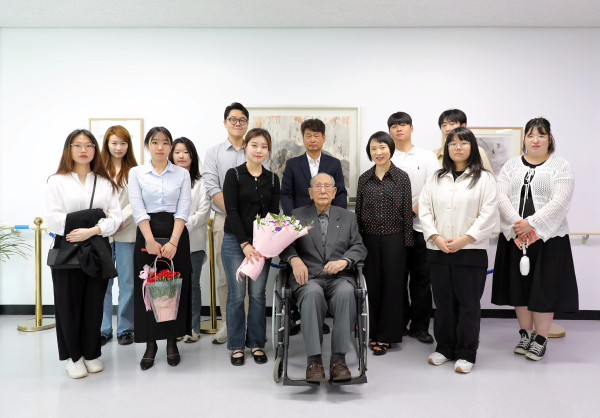 구족화가 오순이 교수로부터 한국화 기증받아