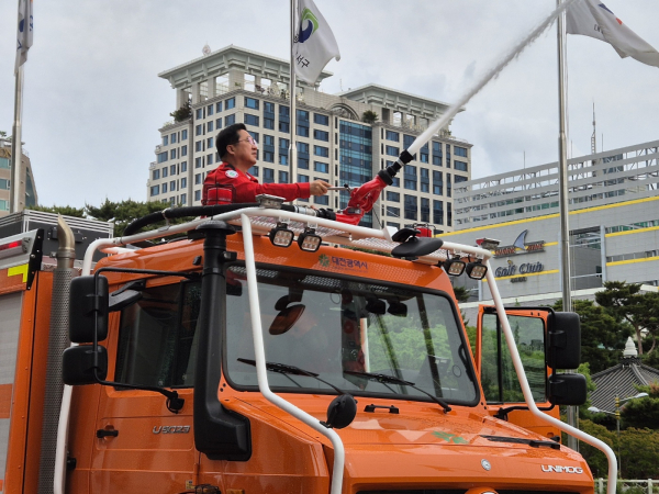이장우 대전시장이 21일 시청 남문 현관 앞에서 열린 고성능 산불진화차 시연 행사에 참석해 진화 장비를 직접 조작하고 있다.