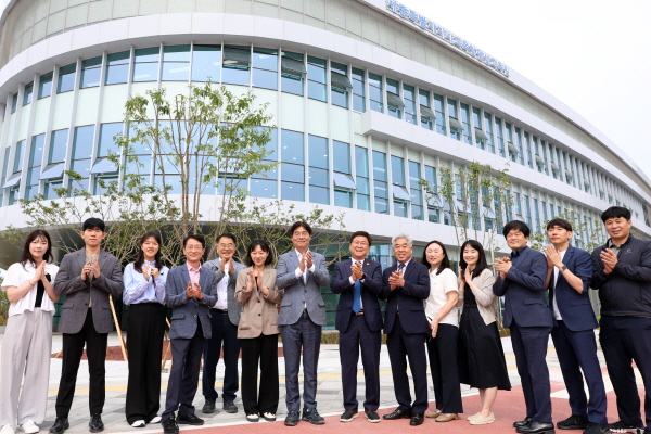 김형렬 행복청장(좌측 일곱 번째)과 최교진 세종시교육청교육감(우측 일곱 번째)이 평생교육원 앞에서 관계자들과 함께 기념사진