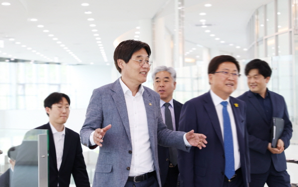 김형렬 행복청장(좌측 두 번째)과 최교진 세종시교육청교육감(우측 두 번째)이 이번에 준공된 평생교육원 현장을 점검하고 있다