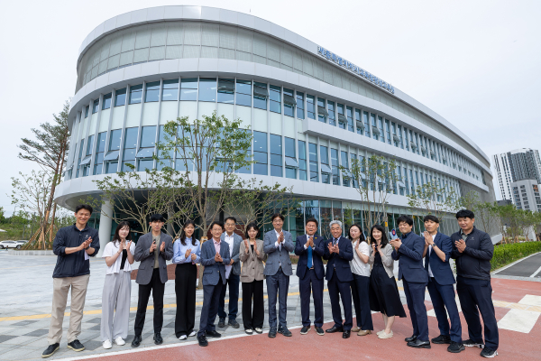 평생교육원 앞에서 김형렬 행복청장과 최교진 교육감 그리고 관련자들이 기념 촬영을 하고 있다.