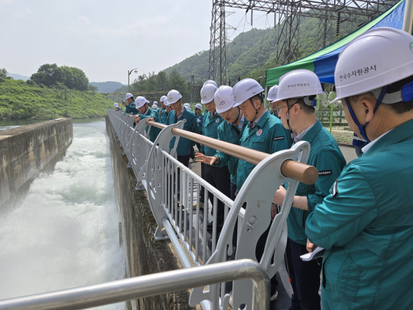 22일, 장병훈 한국수자원공사 수자원환경부문장(사진 오른쪽 세 번째)이 영산강과 섬진강 유역 내 수자원 시설 관리자들과 함께 전남 순천시 상사면 소재 주암조절지댐에서 비상 방류 밸브를 점검 모습