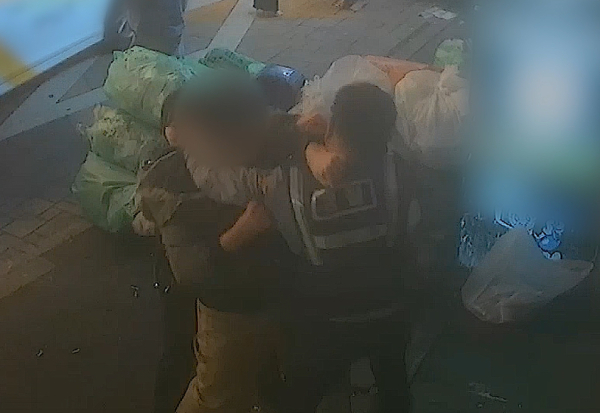 경찰에게 폭력을 행사한 20대