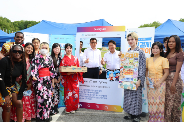 문성제 총장과 오세현 시장이 유학생과 함께 아산페이 홍보 촬영을 하고 있다