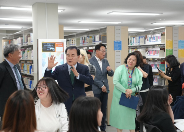 천안여자고 미향관 시청각실 내부를 둘러보는 김지철 충남교육감