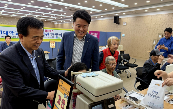 최용재조합장(왼쪽)과 김정완지부장(가운데)이 농촌왕진버스 현장을 점검하고 있다.