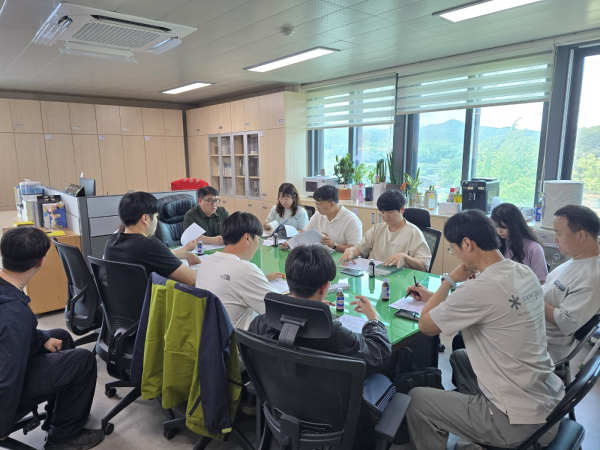 청양군 산림자원과 사무실에서 군 임업 관계자들이 모여 회의하는 모습
